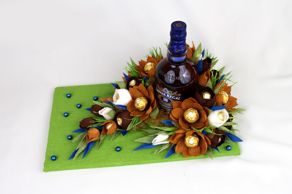 Оформление бутылки Виски Цветами Из Конфет   бонус_0.jpg